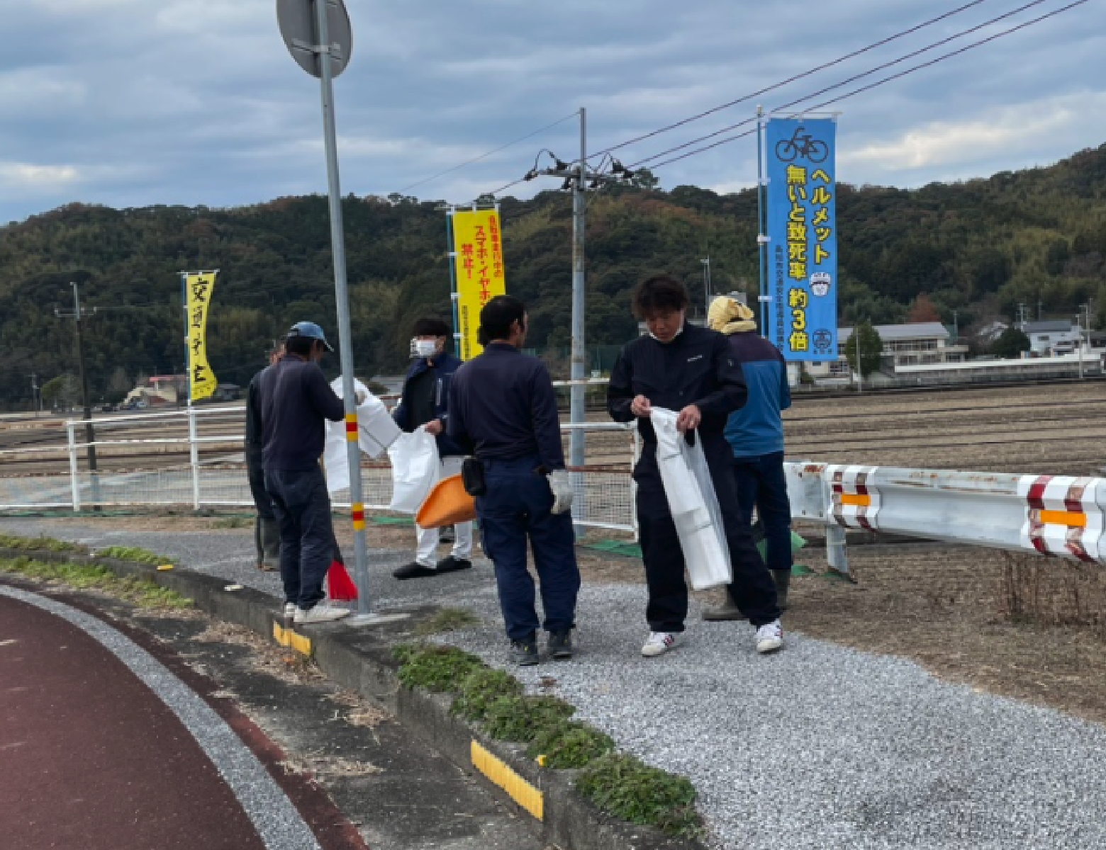 町の清掃活動している様子