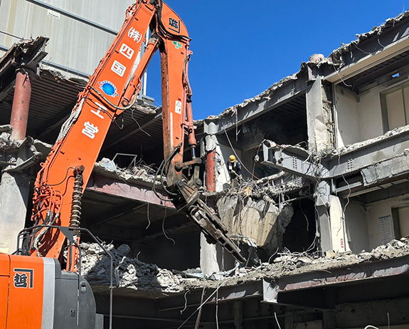 ビルの解体工事を行なっている現場