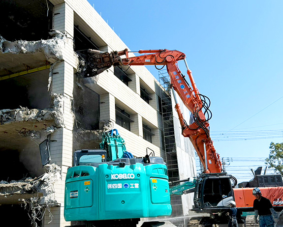 2台の重機によるマンション解体作業の様子