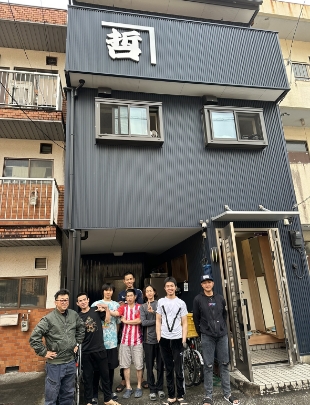 社員寮の前で撮影された集合写真