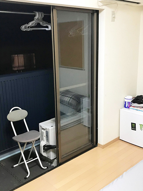 社員寮の個室から見たベランダ