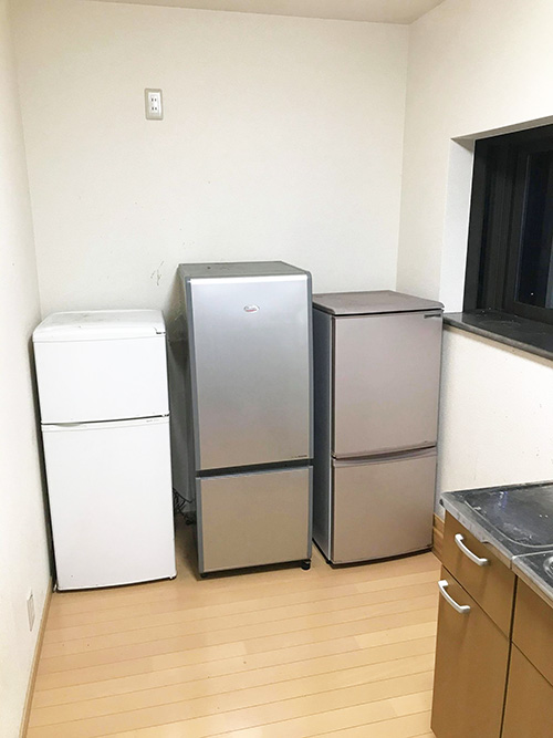 社員寮のキッチンスペースにある3台の冷蔵庫