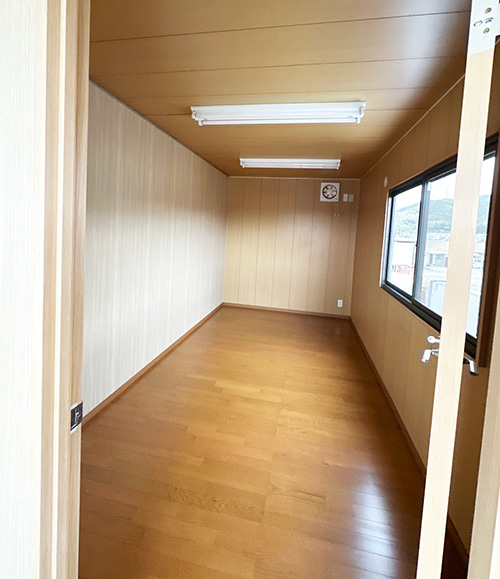 第三駐車場にある事務所及び寮の部屋の写真