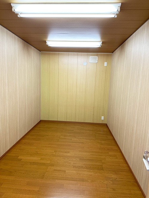 第三駐車場にある事務所及び寮の部屋の写真