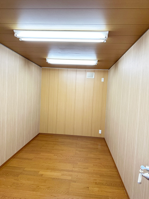 第三駐車場にある事務所及び寮の部屋の写真